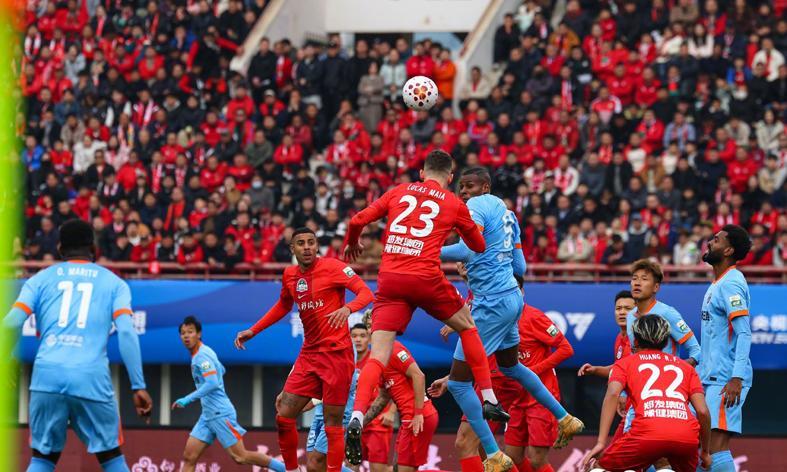 开云-4-1 2-1 1-0 中超疯狂一夜！海港大胜西海岸 蓉城领跑 河南赢玉昆